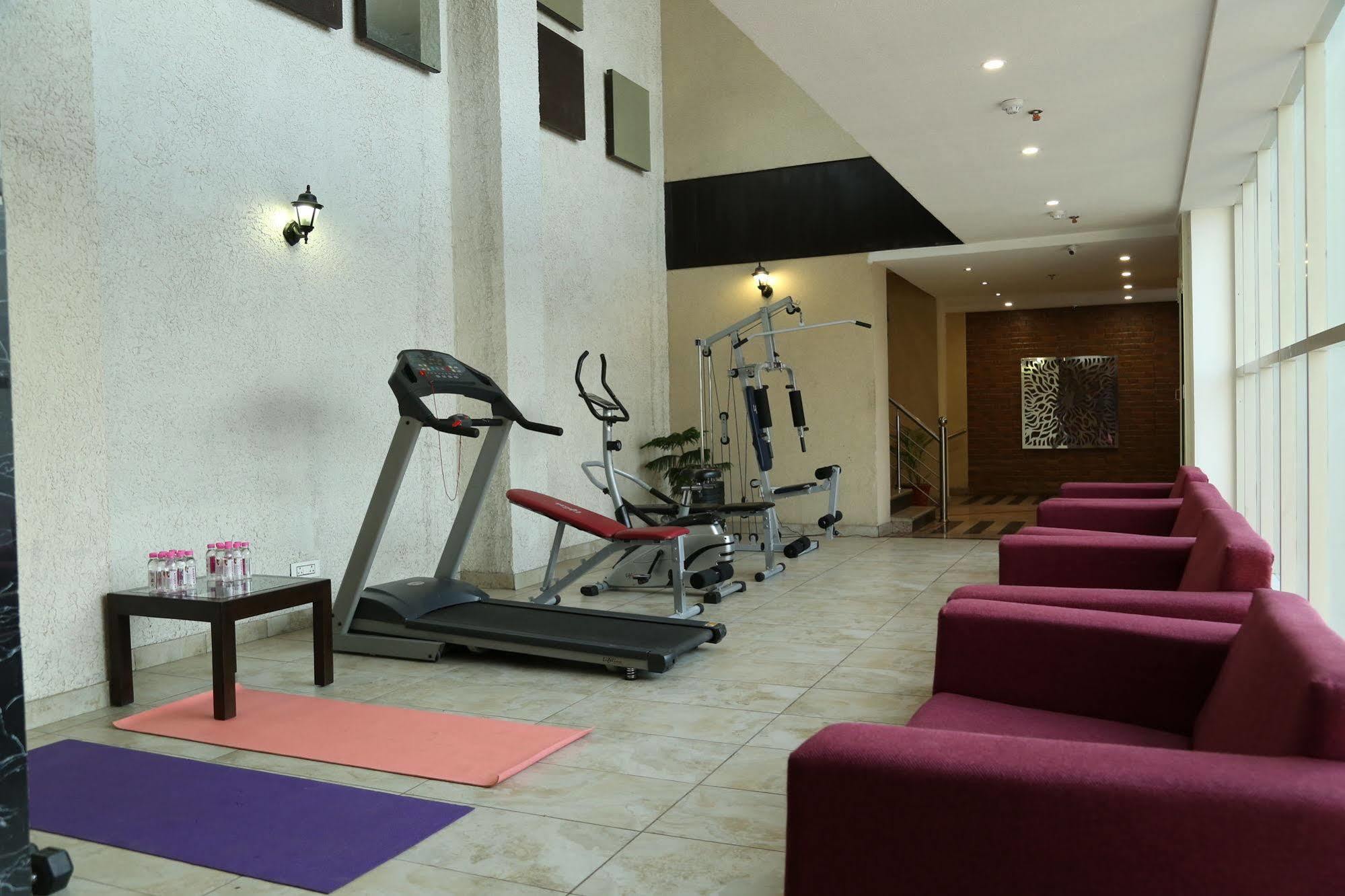 Tulip Inn Zirakpur Экстерьер фото